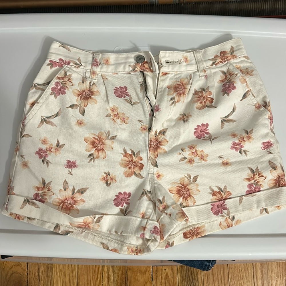 American Eagle flower print shorts size 0. 100%cotton